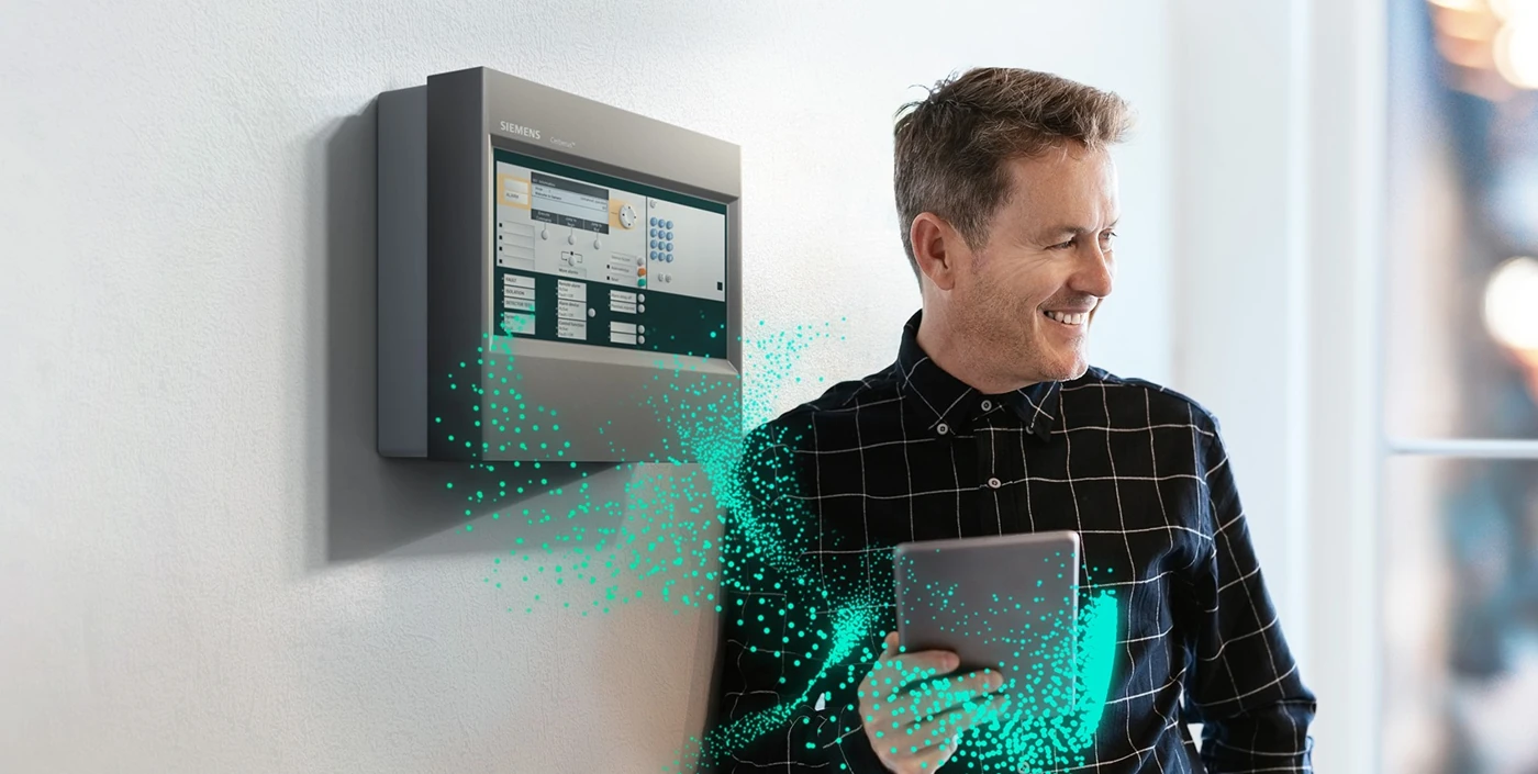 Πίνακας πυρανίχνευσης Siemens και τεχνικός με tablet.