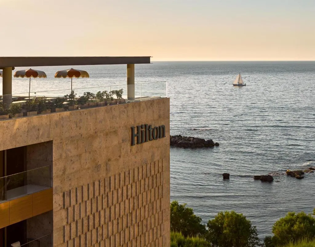 Άποψη της πρόσοψης του Hilton προς τη θάλασσα.